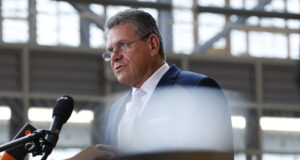 Еврокомисарят по търговията заяви, че е провел "добри разговори" със САЩ, след като Тръмп удължи крайния срок за налагане на мита