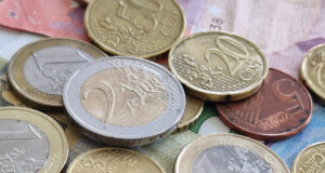 Еврото отстъпва позиции спрямо долара