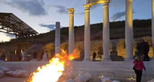 Жители и гости на Петрич се включиха в нощна обиколка на античен град Хераклея Синтика