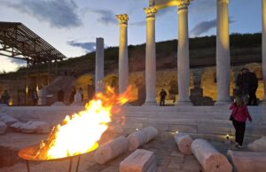 Жители и гости на Петрич се включиха в нощна обиколка на античен град Хераклея Синтика
