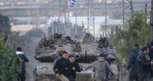 Палестински деца бягат от израелски танк в бежанския лагер Дженин, на Западния бряг