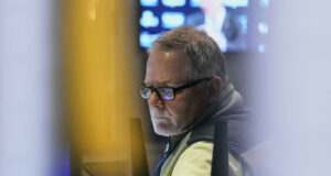 Индексите на Уолстрийт поеха надолу в ранната търговия на фона на дебата в Конгреса за плана на Тръмп за намаляване на данъците