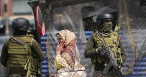 Индийски военнослужещи охраняват пазар в град Сринагар, в индийския щат Джаму и Кашмир