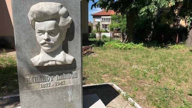 Панайот Пипков паметник