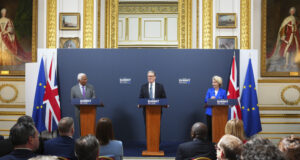 Британският премиер Киър Стармър (в средата) даде съвместна пресконференция с председателката на Европейската комисия Урсула фон дер Лайен и председателя на Европейския съвет Антониу Коща след среща на високо равнище ЕС-Великобритания в Лондон.