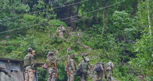 Индийски паравоенни патрулират в контролираната от Индия част на Кашмир, 9 май 2025 година