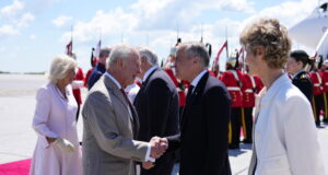 Крал Чарлз Трети пристигна в Канада, за да подчертае суверенитета си след заплахите на Тръмп за анексиране на страната