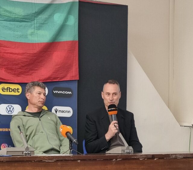 Красимир Балъков поиска членска карта с номер 10, както и номер 8 за Христо Стоичков на откриването на фенклуба на националния отбор по футбол