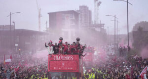 Ливърпул показа шампионския трофей във Висшата лига с парад през центъра на града, Кристъл Палас и женският отбор на Арсенал също празнуваха по улиците