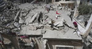 Международният комитет на Червения кръст съобщи, че двама негови служители са били убити вчера в ивицата Газа при израелско нападение