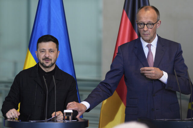 Германският канцлер Фридрих Мерц говори на съвместна пресконференция с украинския президент Володимир Зеленски в Берлин