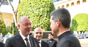 Министър-председателят Росен Желязков пристигна във Ватикана за тържествената литургия по повод началото на понтификата на папа Лъв XIV