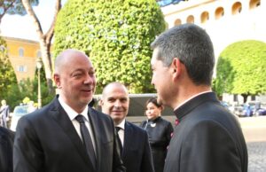 Министър-председателят Росен Желязков пристигна във Ватикана за тържествената литургия по повод началото на понтификата на папа Лъв XIV