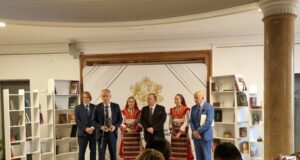 Министърът на образованието и науката Красимир Вълчев получи националната награда "Проф. Иван Шишманов" от Съюза на народните читалища