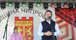 Министърът на туризма Мирослав Боршош заяви, че традицията на чипровския килим трябва да бъде съхранена
