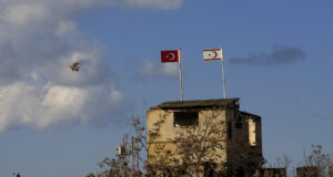 Министърът на финансите на Турция се срещна с лидера на кипърските турци Ерсин Татар в Никозия