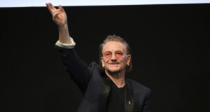 Музика звучи в главата ми, когато се събуждам, казва фронтменът на Ю Ту Боно, който днес навършва 65 г.