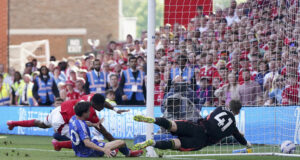 Нападател на Нотингам е поставен в изкуствена кома след операция, съобщават британските медии