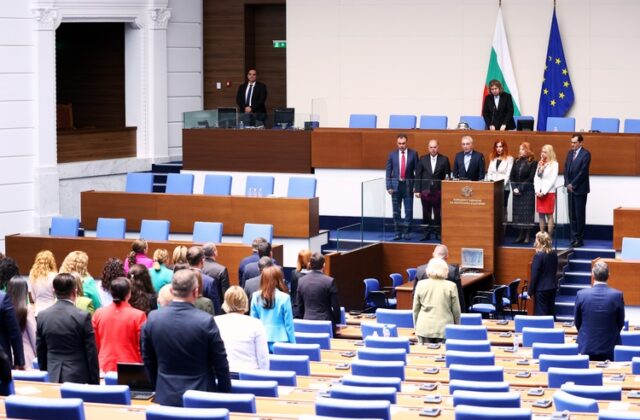 Народното събрание включи в седмичната си програма избор на председател, заместник-председател, секретар и членове на т.нар. Комисия по досиетата