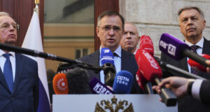 Ръководителят на руската делегация в Истанбул Владимир Медински говори днес пред журналисти в консулството на Русия в турския мегаполис