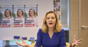 Нов предизборен скандал в Румъния. Елена Ласкони публикува снимки с Никушор Дан, Виктор Понта и бивш началник на разузнаването