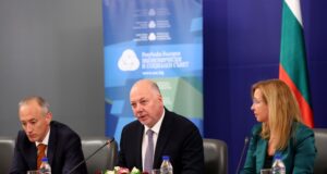 Няма смисъл да вкарваме дебат за еврото, който манипулира хората, ражда в тях страхове и управлява тези страхове, заяви премиерът Росен Желязков