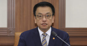 ОБНОВЕНА Изпълняващият длъжността президент на Южна Корея подаде оставка, за да се кандидатира за поста; временен държавен глава ще е финансовият министър