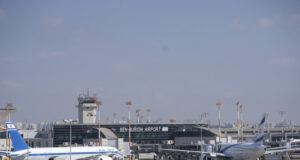 ОБНОВЕНА
                                                                                                Летище "Бен Гурион" край Тел Авив е затворено за полети, след като край него паднаха отломки от изстреляна ракета от територията на Йемен срещу Израел, съобщи израелската полиция