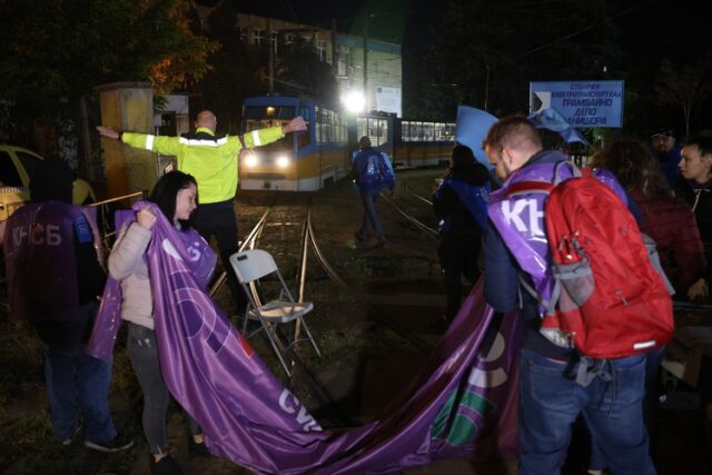 ОБНОВЕНА Протест спря движението на градския транспорт в София