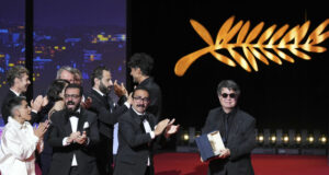 Отличеният със "Златна палма" ирански режисьор Джафар Панахи се прибра в родината си