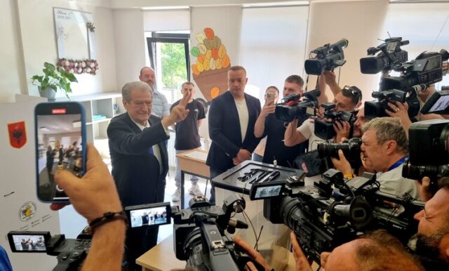 ПАРЛАМЕНТАРНИ ИЗБОРИ В АЛБАНИЯ
                                                                                                Лидерът на основната опозиционна партия в Албания: Това са последните часове на управлението на Еди Рама