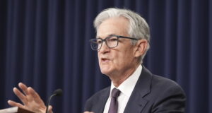 Поддържането на високи вносни мита в САЩ може да доведе до ръст на инфлацията, безработица и забавяне на икономиката, каза Джером Пауъл