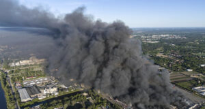 Полша обвини Русия, че стои зад пожара в търговски център във Варшава миналата година