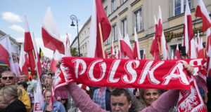 Поляци дойдоха във Варшава от цялата страна, за да участват в шествия в подкрепа на двамата кандидат-президенти