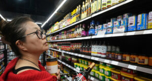 Потребителските и производствените цени в Китай продължават да се понижават през април, сочат официални данни