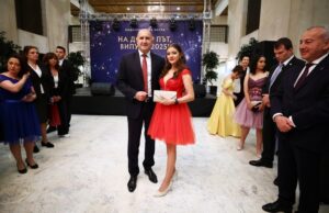 Президентът Румен Радев се срещна със зрелостниците, които ще отбележат своя абитуриентски бал в рамките на инициативата „Подкрепи една мечта“