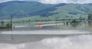 Президентът на Румъния пристигна в село Бъчел в окръг Ковасна, което е силно засегнато от наводнения