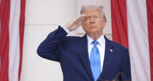 Президентът на САЩ Доналд Тръмп отдаде почит на загиналите американски войници на възпоменателна церемония за Деня на паметта