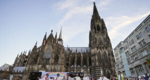 Проява в катедрала в град Падерборн в Германия, на която бяха показани увити в пелени пилета в присъствието на президента, предизвика скандал