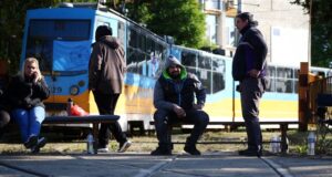 Служители на наземния градски транспорт в столицата протестират пред гараж "Банишора".