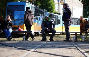 Служители на наземния градски транспорт в столицата протестират пред гараж "Банишора".