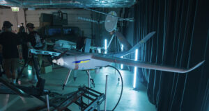 Посетители разглеждат новосъздадени украински дронове