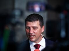 Решението за връщането на предложението за провеждане на референдум за еврото е на Бойко Борисов и Делян Пеевски, смята Ивелин Михайлов