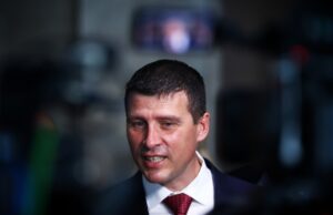 Решението за връщането на предложението за провеждане на референдум за еврото е на Бойко Борисов и Делян Пеевски, смята Ивелин Михайлов