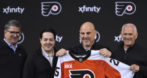 Рик Тъкет пое Филаделфия Флайърс от НХЛ