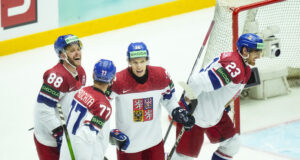 Роман Червенка отбеляза юбилеен мач с хеттрик и изведе Чехия до категорична победа над Казахстан на световните финали по хокей на лед