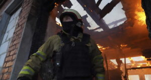 Русия атакува с дронове жилищна сграда в Харков, 40 души са ранени, съобщиха украински представители