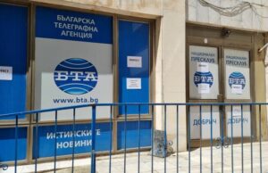 С плакати на фасадата на пресклуба на БТА кореспондентите на агенцията в Добрич подкрепиха протеста на обществените медии