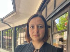 Символично с лентички на реверите си работещите в добричките музеи протестират