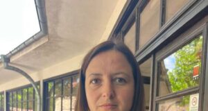 Символично с лентички на реверите си работещите в добричките музеи протестират